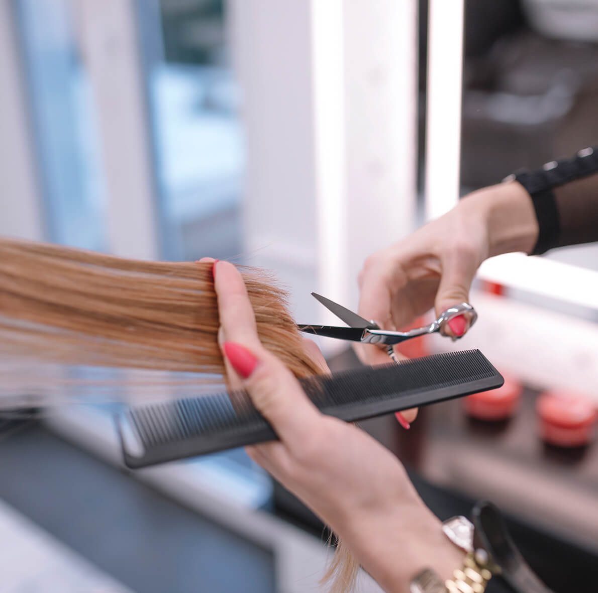 Cutting of hair in the salon